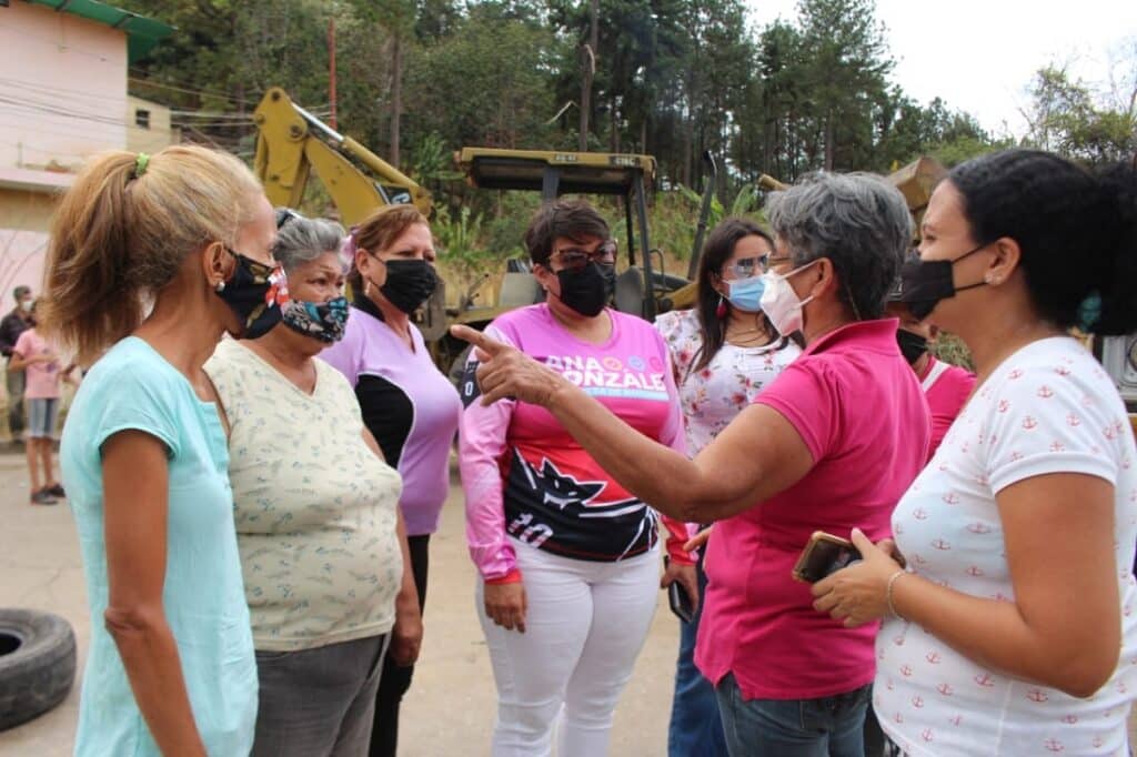 Realizan limpieza integral en callejón Los Pinos de Naguanagua