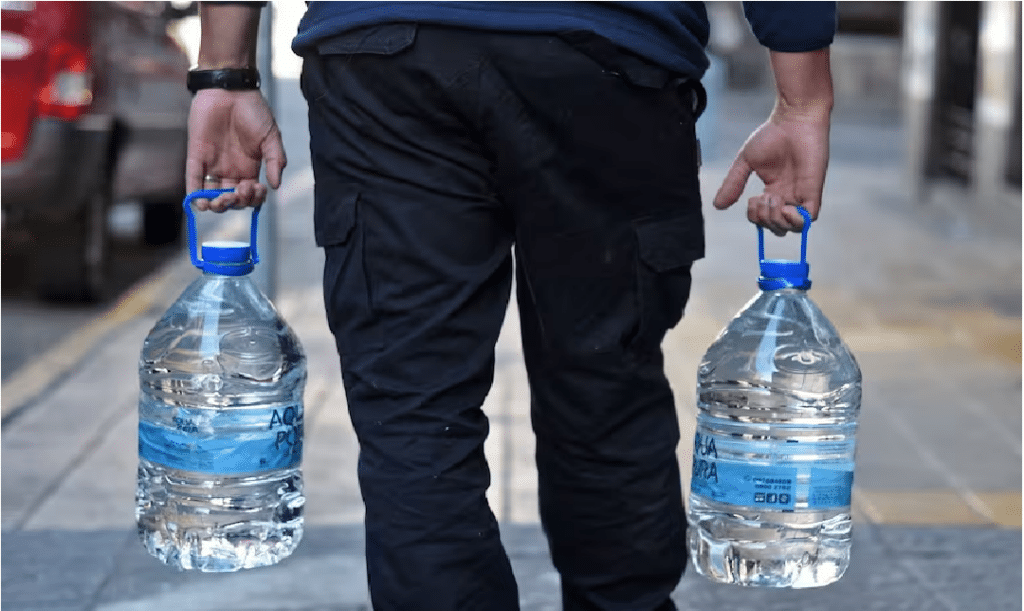 El agua embotellada tiene nanoplásticos pondría en riesgo la salud