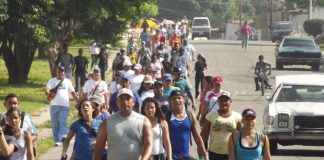 doscientas personas participaron en Caminata