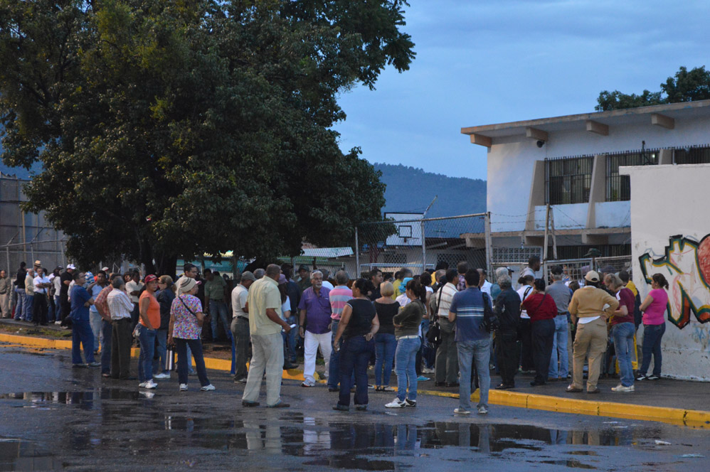 Carabobeños ejercen su derecho al voto