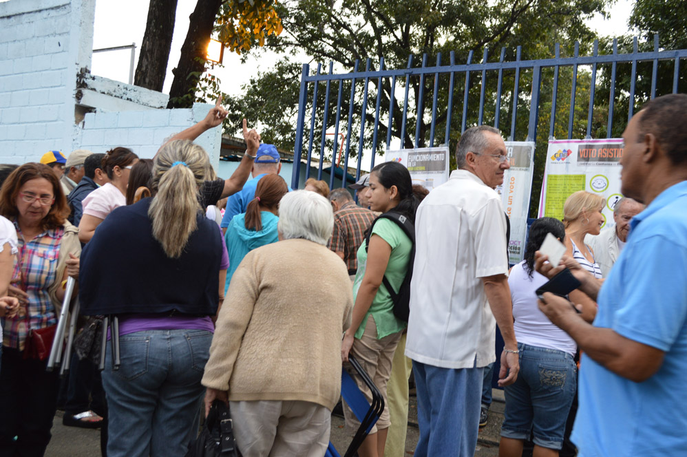 Carabobeños ejercen su derecho al voto