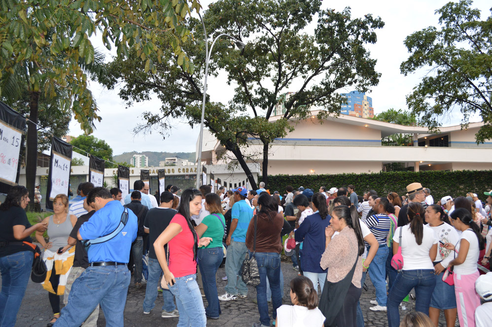 Carabobeños ejercen su derecho al voto