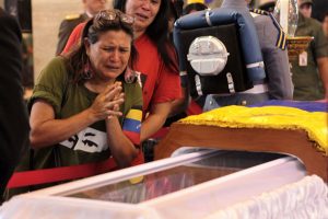 Entre lágrimas y dolor seguidores de Chávez