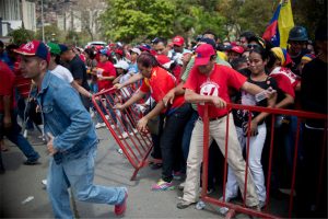 seguidores de Chávez derribaron las rejas de la Academia