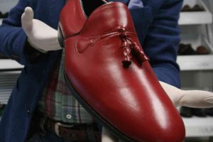Zapatero mexicano intenta diseñar calzados al Papa