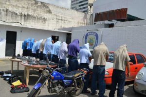 detienen 15 trabajadores