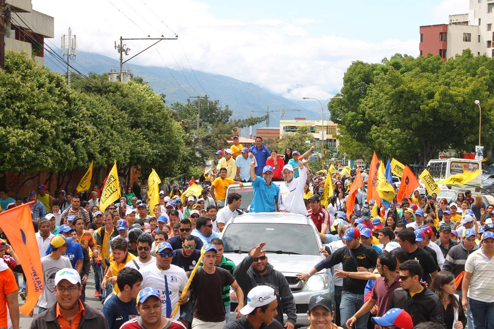 Capriles desde Mérida pidió “expresar su inconformidad en las urnas electorales el 8D”