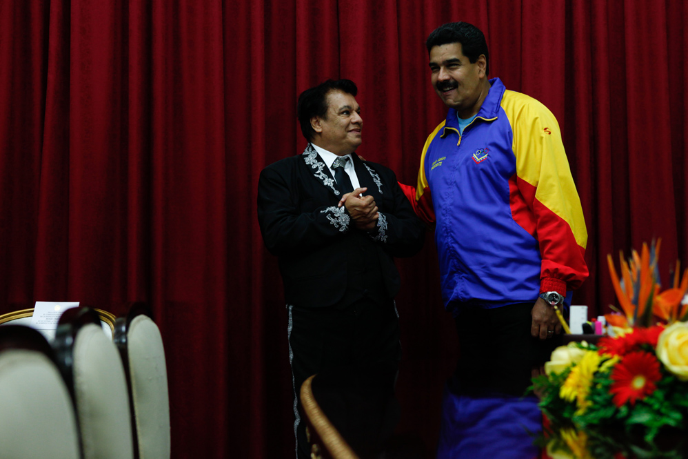 así recibió Maduro a Juan Gabriel11