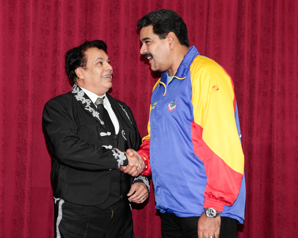 así recibió Maduro a Juan Gabriel8