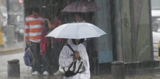 personas-cubren-paraguas-fuertes-lluvias_nacima20131009_0005_20