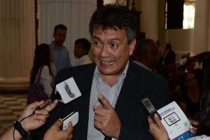 una reunión de panas