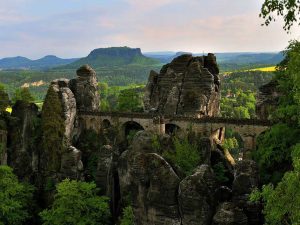 Puente de Basteri en las Montañas de Arenisca del Elba, Alemania