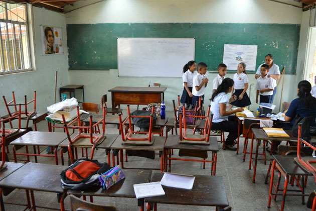 Estudiantes abandonan aulas de clases