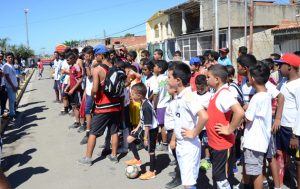 con mas de 300 jovenes 