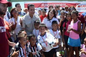 con mas de 300 jovenes 