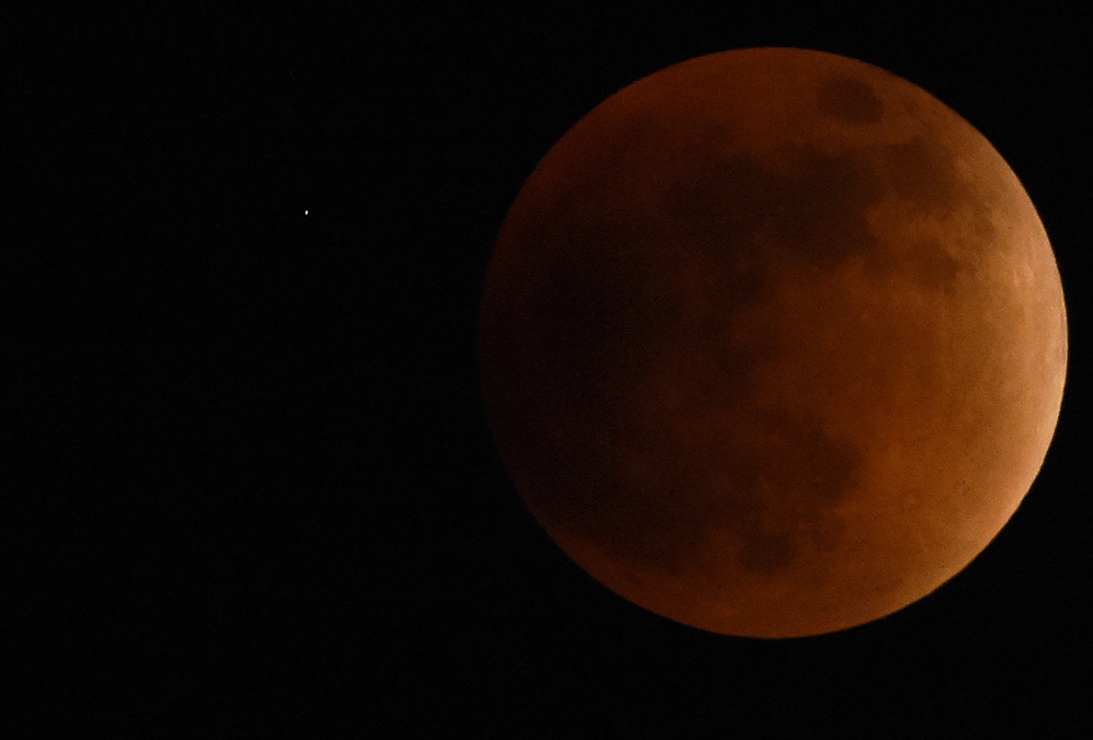 ¡Majestuoso! Así fue el último eclipse lunar del año visto en Venezuela