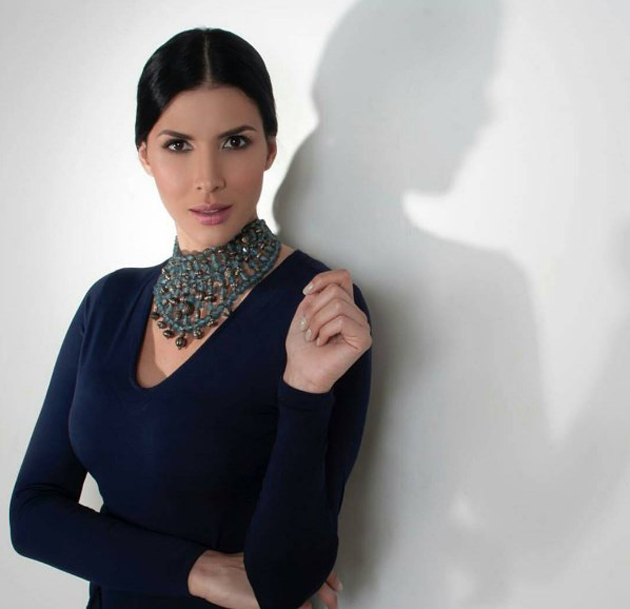 Patricia Fuenmayor con un collar