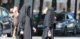 Mujer embarazada fue agredida por llevar un niqab