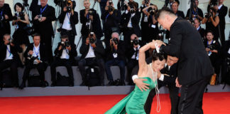 Actriz Jing Ke se cayó en plena alfombra roja de Venecia