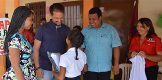 Alcalde de Libertador entregó kit de uniformes escolares