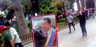 Cuadros de Hugo Chávez y Simón Bolívar