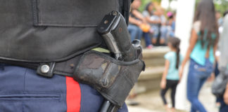 PoliNaguanagua-PoliValencia-arma-policía