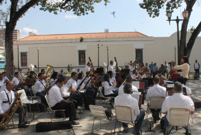 La Banda Sinfónica 24 de Junio inició este viernes en la Plaza Sucre de valencia su temporada de conciertos 2019