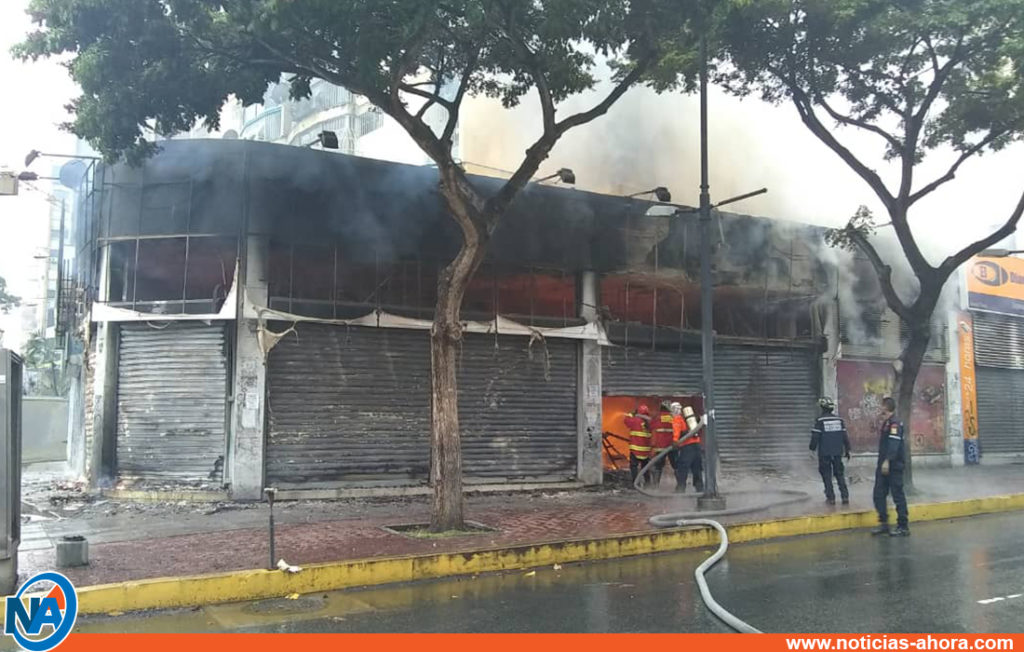 Bomberos Atienden Incendio En Local Comercial En Caracas