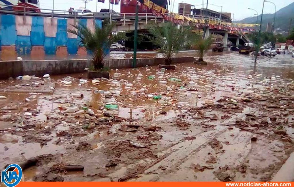 La Guaira estuvo anegada tras fuertes lluvias en el país