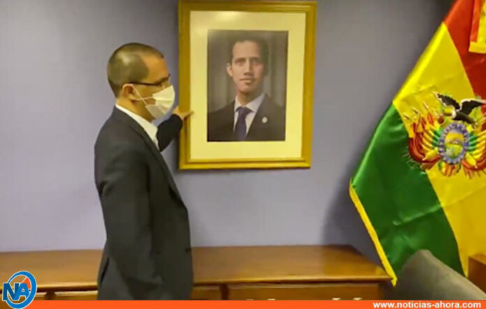 Retiran el cuadro de Guaido en embajada - NA