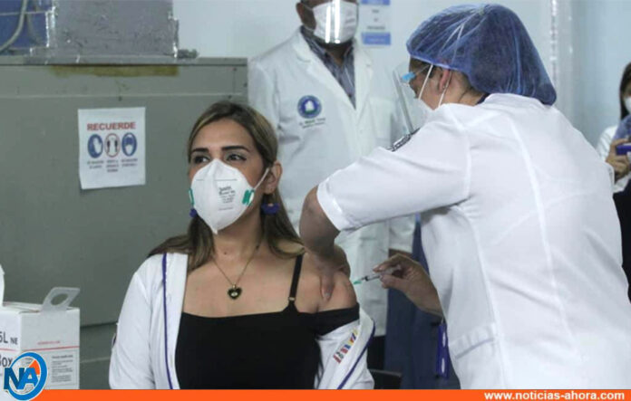 primera venezolana en recibir la vacuna - Noticias Ahora