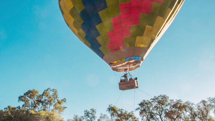 Hombre sobrevive tras quedar colgado de un globo aerostático a 20 metros de altura. El hecho se presentó en el Estado de México.