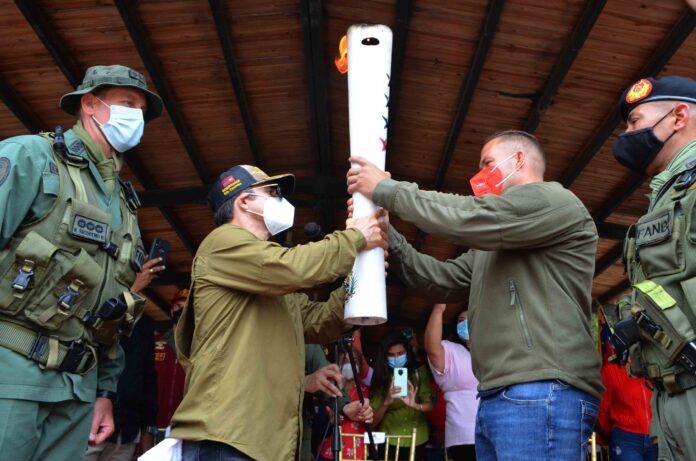 Gustavo Gutiérrez recibió la Antorcha Bicentenaria