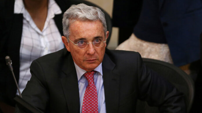 Álvaro Uribe incita a la violencia en Twitter