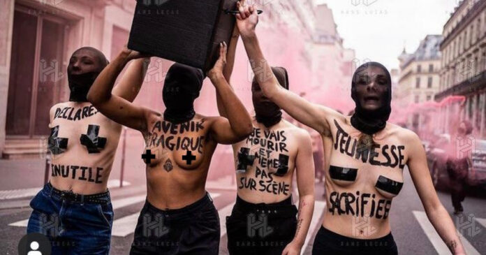 Personas protestan semidesnudas en Francia