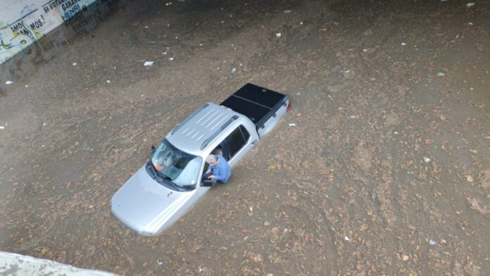 Aguacero en Caracas provoca inundaciones