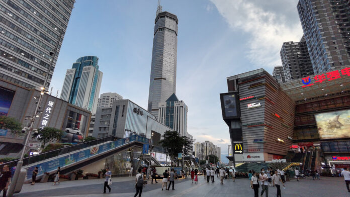 rascacielos más alto de China se tambalea