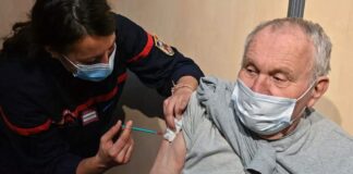 Vacunación de adultos mayores en Francia - Noticias Ahora