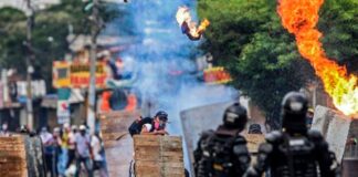 Abuela grita en Medellín contra Uribe