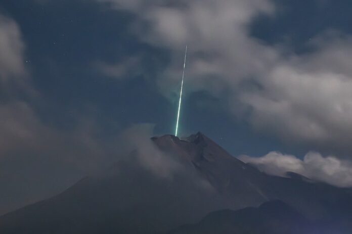 meteoro cae sobre un volcán