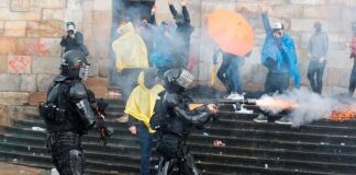Manifestantes atacan casa de Iván Duque 