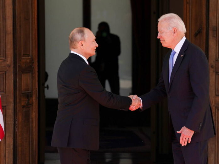 Putin y Biden se estrechan las manos