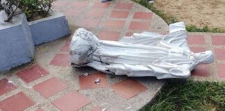 murió una niña al caerle una estatua encima