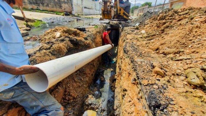 sustitución de tuberías de aguas negras en Capremco