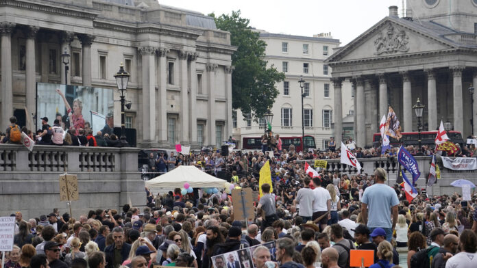 Manifestantes protestan en Londres