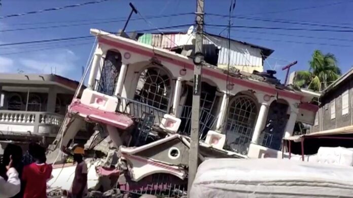 Más de 300 muertos tras terremoto en Haití