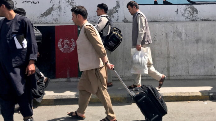 Afganos huyen de Kabul