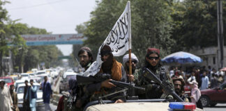 Talibanes buscan afganos del antiguo Gobierno