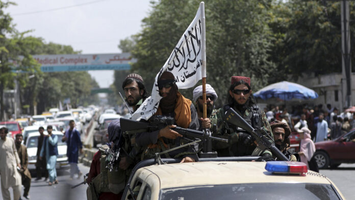 Talibanes buscan afganos del antiguo Gobierno