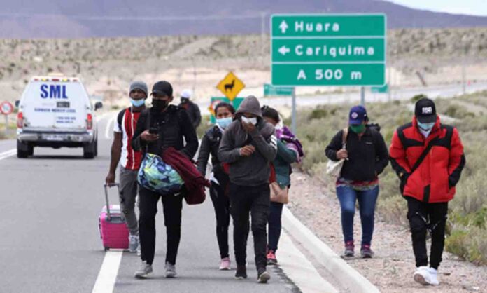 Camioneta con migrantes venezolanos se vuelca